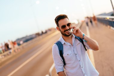 Mutlu yakışıklı adam telefonda bahsediyorsun