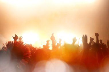 Bir konserde parti insan siluetleri