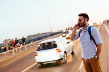 Taksi için bekleyen yakışıklı adam