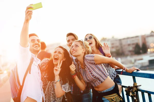 Szczęśliwych młodych ludzi biorąc selfie — Zdjęcie stockowe