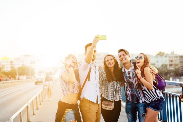 Glada unga människor att ta selfies — Stockfoto