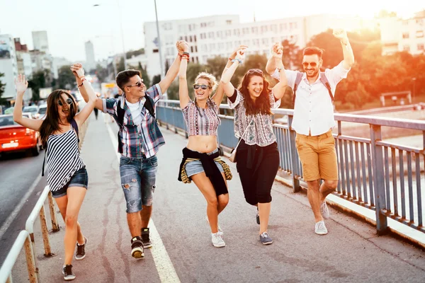 Mutlu genç insanlar dışarı asılı — Stok fotoğraf