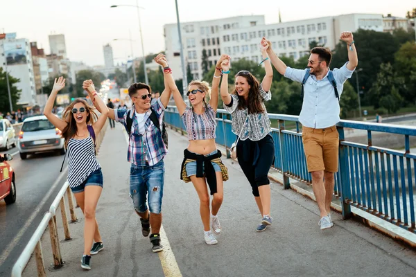 Fröhliche junge Leute, die Spaß haben — Stockfoto
