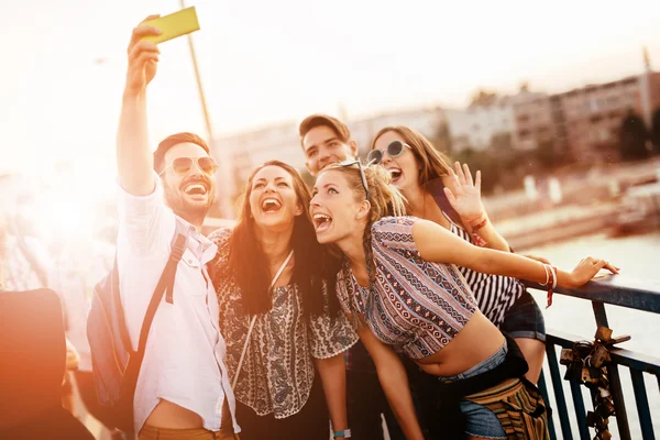 Vrienden nemen van selfies en glimlachen — Stockfoto
