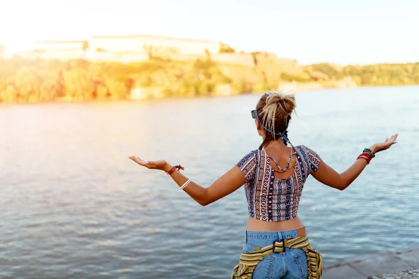 Woman freely spreads arms — Stock Photo, Image