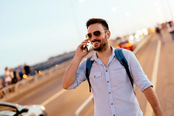 Bonito homem à espera de táxi — Fotografia de Stock