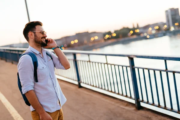 Szczęśliwy człowiek przystojny talkin na telefon — Zdjęcie stockowe