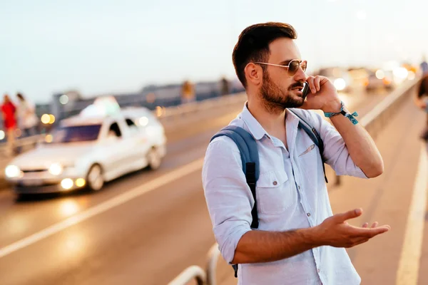 Un bărbat chipeş care aşteaptă taxiul — Fotografie, imagine de stoc