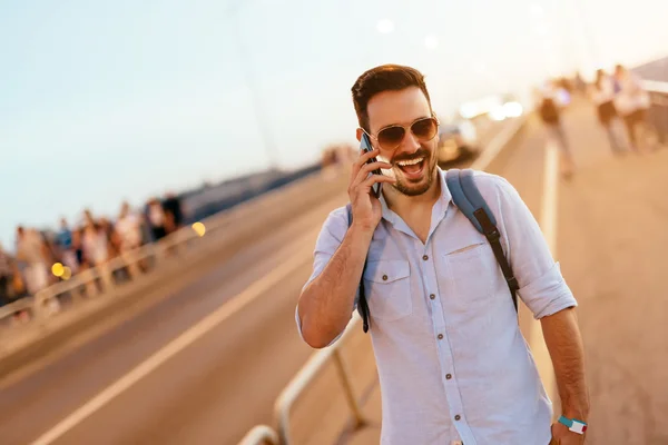 Glücklich schöner Mann talkin am Telefon — Stockfoto