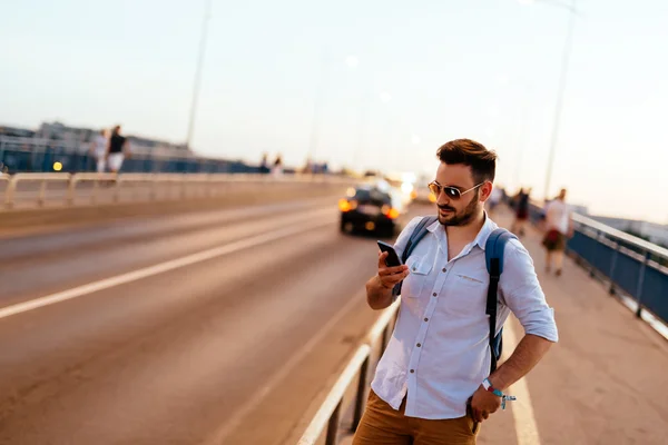 Bonito homem à espera de táxi — Fotografia de Stock