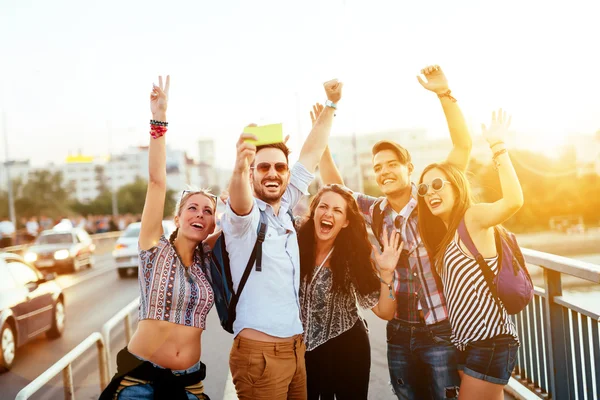 Szczęśliwych młodych ludzi biorąc selfie — Zdjęcie stockowe