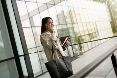 Şirket CEO'su telefonda konuşurken meşgul