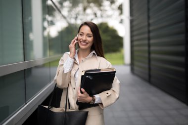 Şirket CEO'su telefonda konuşurken meşgul