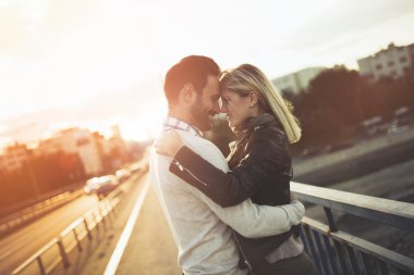 Günbatımı zevk aşık Romantik Çift