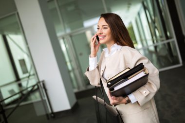 Şirket CEO'su telefonda konuşurken meşgul