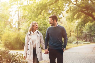 Mutlu çiftimiz parkta yürüyüş