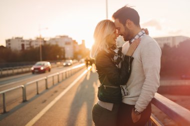 Günbatımı zevk aşık Romantik Çift