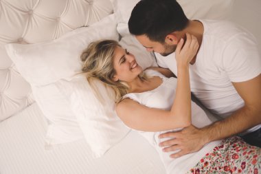 Yatakta tutkulu çift ön sevişme
