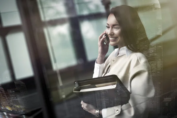 Affärskvinna som använder telefon — Stockfoto