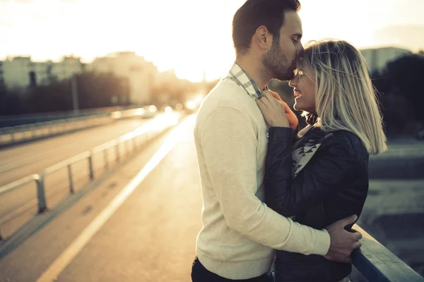 Romantiska par i kärlek du njuter av solnedgången — Stockfoto