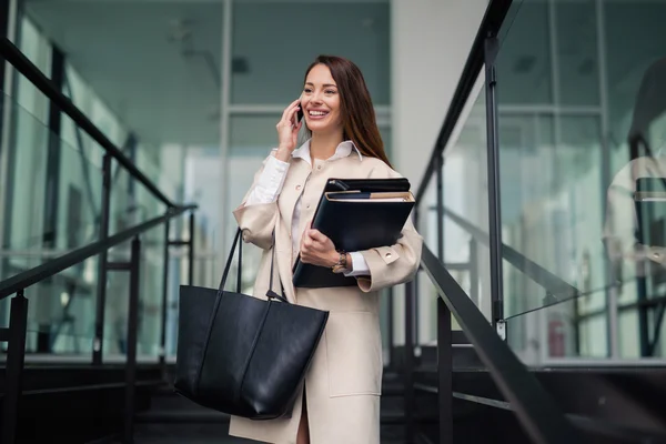 Красива мобільна бізнес-леді посміхається — стокове фото