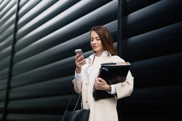 Affari donna unsing telefono — Foto Stock