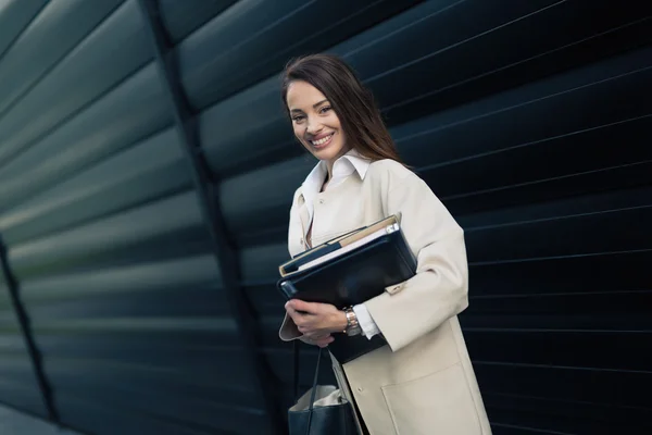 Exitosa mujer de negocios feliz al aire libre —  Fotos de Stock