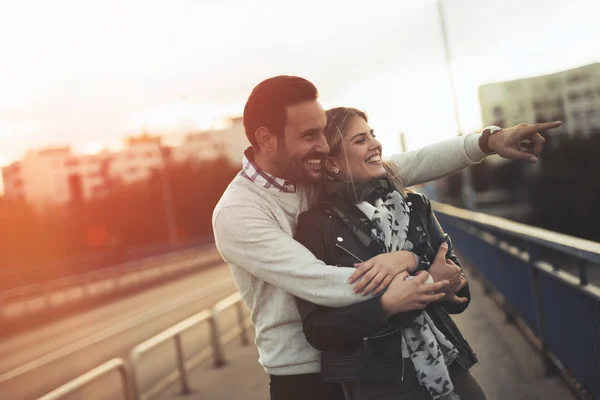 Щаслива туристична пара в любові подорожує — стокове фото