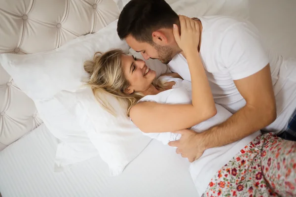 Leidenschaftliches Paar Vorspiel im Bett — Stockfoto