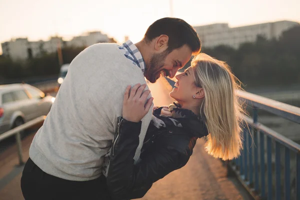 Romantiska par i kärlek du njuter av solnedgången — Stockfoto
