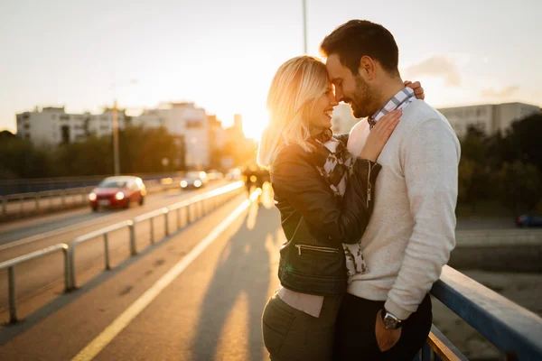 Paar küsst und datiert auf Brücke — Stockfoto