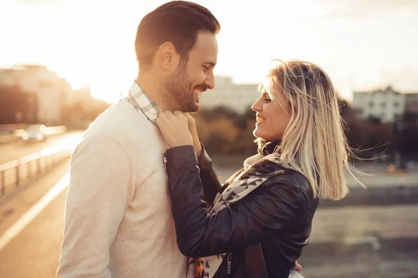 Vrouw buttoning vriendjes shirt — Stockfoto