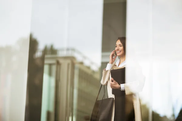 Hermosa mujer de negocios al aire libre — Foto de Stock