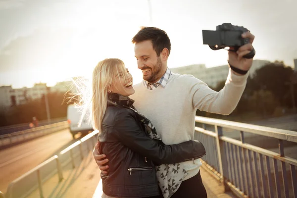 Casal feliz tirando selfies na cidade — Fotografia de Stock