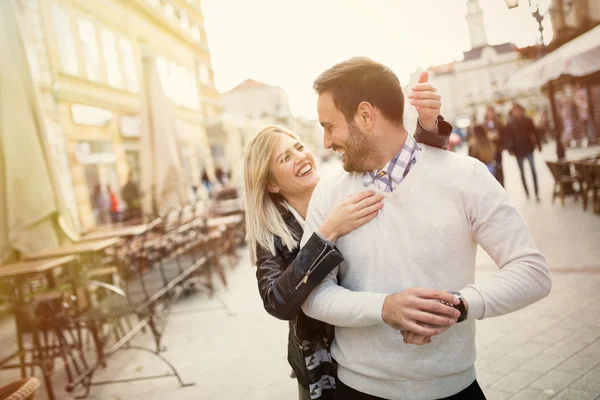 Schönes Mädchen überrascht Freund — Stockfoto