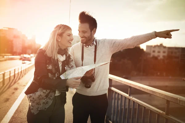 Feliz pareja de turistas enamorados viajando —  Fotos de Stock