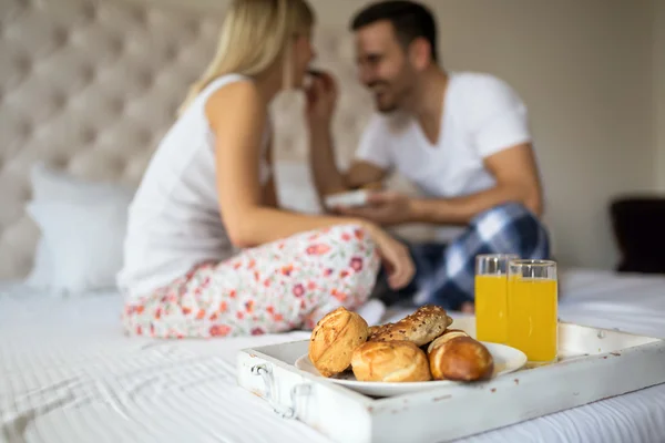 Casal romântico tomando café da manhã na cama — Fotografia de Stock