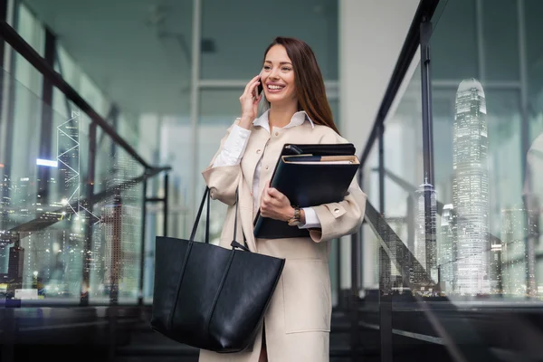 Successful businesswoman holding folder — Φωτογραφία Αρχείου