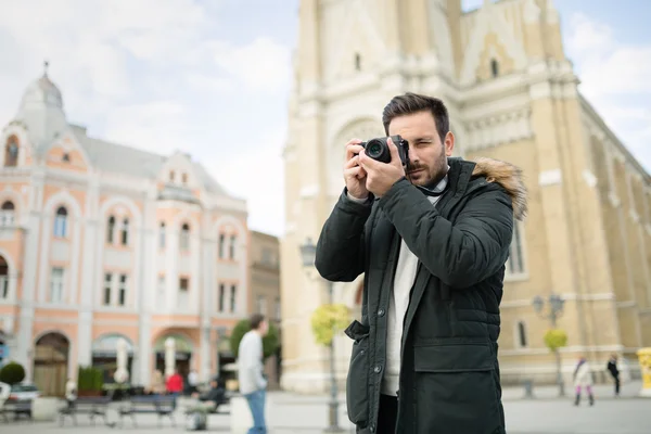 Touriste prenant des photos avec appareil photo — Photo