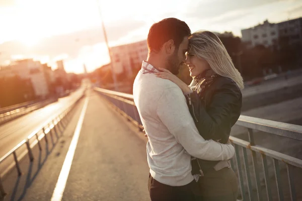 Casal romântico apaixonado desfrutando do pôr do sol — Fotografia de Stock