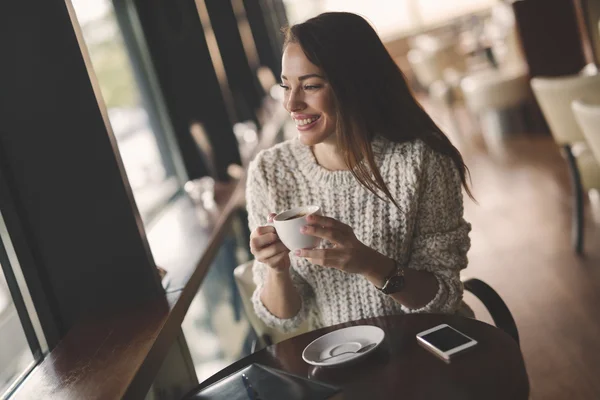 Mulher bonita bebendo café — Fotografia de Stock