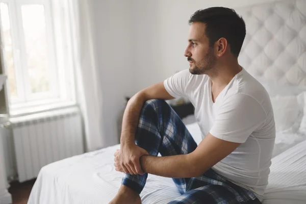 Homem solitário de pijama — Fotografia de Stock