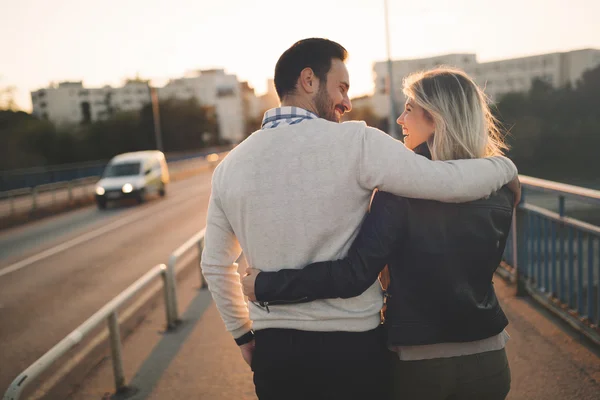 Knuffelen als teken van liefde in de zonsondergang — Stockfoto