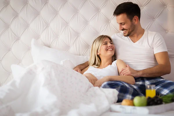 Casal romântico tomando café da manhã na cama — Fotografia de Stock