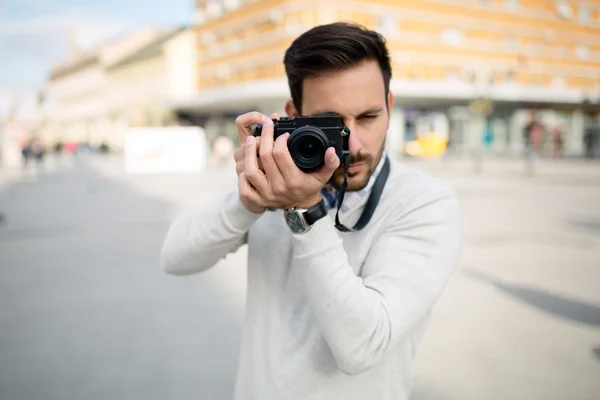 Photographer tourist taking photos outside — Stock fotografie
