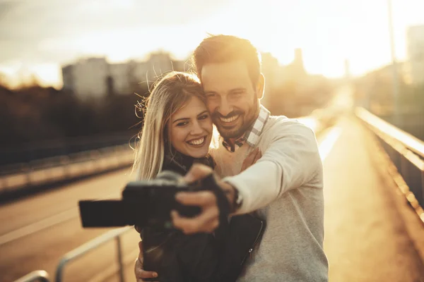 Touristenpaar macht Selfies — Stockfoto