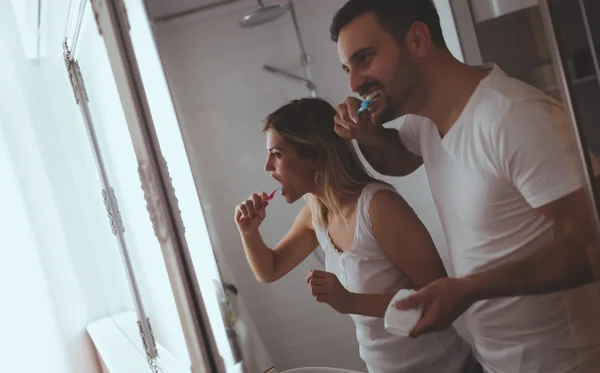 Paar wassen tanden in ochtend — Stockfoto