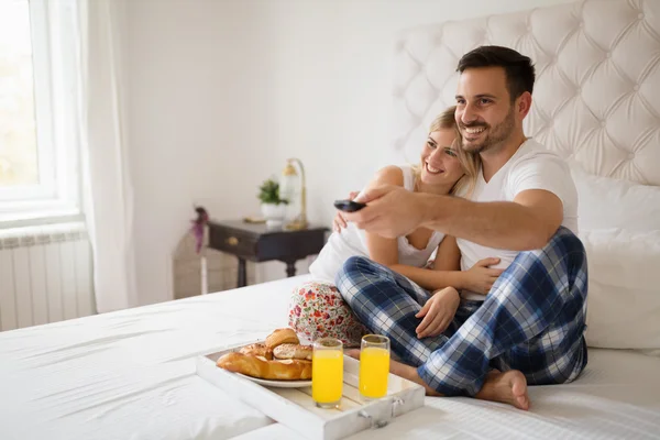 Pareja relajándose en pijama — Foto de Stock