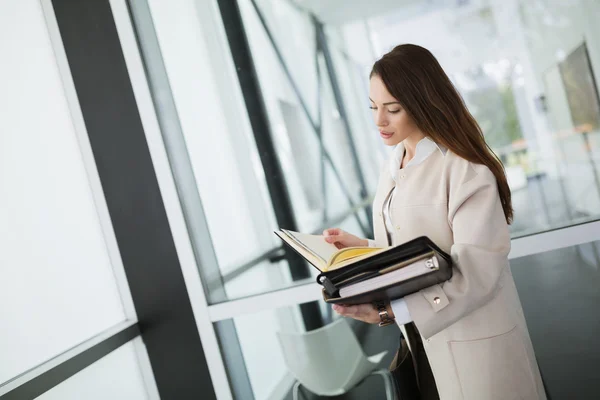 Hermosa mujer de negocios al aire libre — Foto de Stock