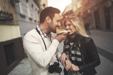 Mutlu çift pizza açık havada yemek